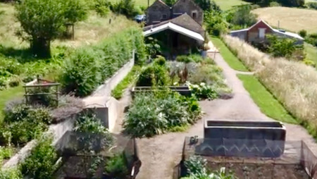 Zeleninovou zahradu oddělila betonová koryta na vodu